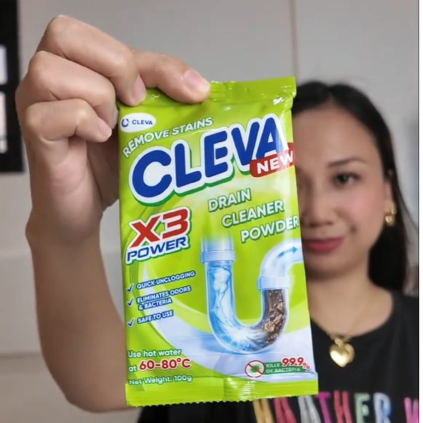 Customer holding a CLEVA X3 Drain Cleaner Powder sachet