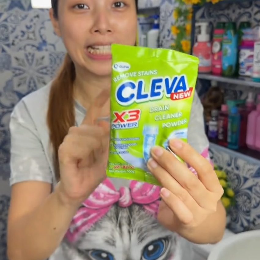 Customer with CLEVA Drain Cleaner Powder